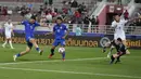 Pemain Thailand, Supachai Chaided, mencetak gol ke gawang Kirgizstan pada laga Piala Asia di Abdullah bin Khalifa Stadium, Doha, Selasa (16/1/2024). Dua gol kemenangan Thailand dicetak oleh Supachai Chaided. (AP Photo/Thanassis Stavrakis)