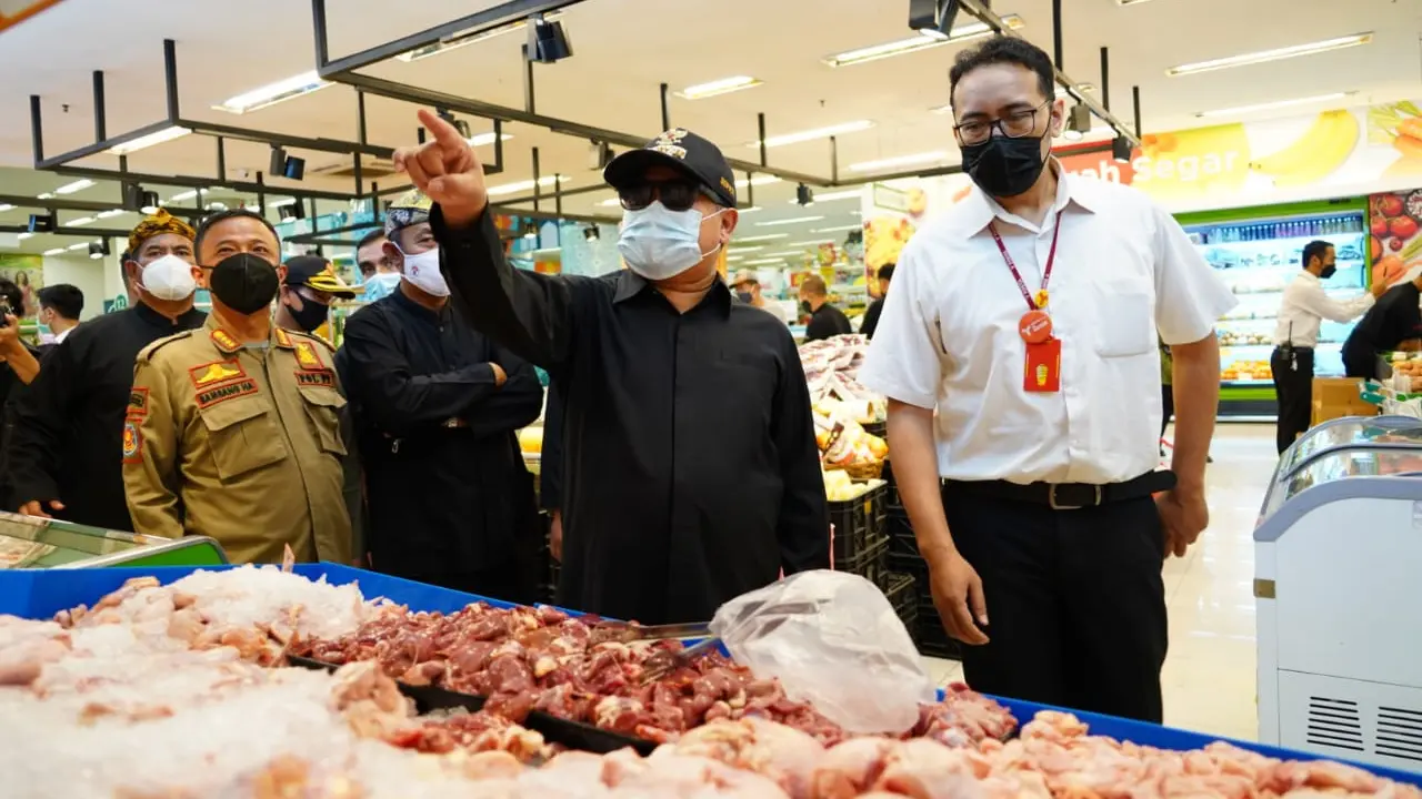 Dipimpin Bupati garut Rudy Gunawan, tim gabungan perwakilan SKPD melakukan sidak sekaligus uji klinis terhadap makanan yang beredar di swalayan di Garut.