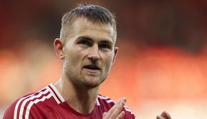 Pemain Manchester United, Matthijs de Ligt memberikan tepuk tangan setelah laga lanjutan Liga Inggris 2024/2025 melawan Brentford di Old Trafford, Manchester, Sabtu (19/10/2024). (AP Photo/Dave Thompson)