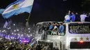 Pemain Argentina menyapa suporter saat parade juara Piala Dunia di kota Buenos Aires, Selasa (20/12/2020). (AP Photo/Rodrigo Abd)
