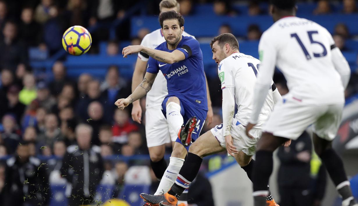 Pemain Chelsea, Cesc Fabregas melepaskan tembakan melewati adangan para pemain Crystal Palace pada lanjutan Premier League di Stamford Bridge stadium, London, (10/3/2018). Chelsea menang 2-1. (AP/Matt Dunham)