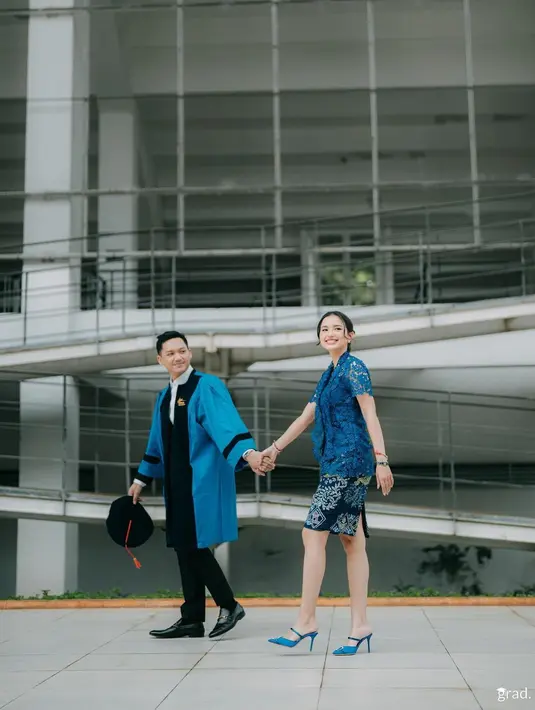 Pasangan calon pengantin ini abadikan momen foto wisuda layaknya foto prewedding [@azriel_hermansyah]