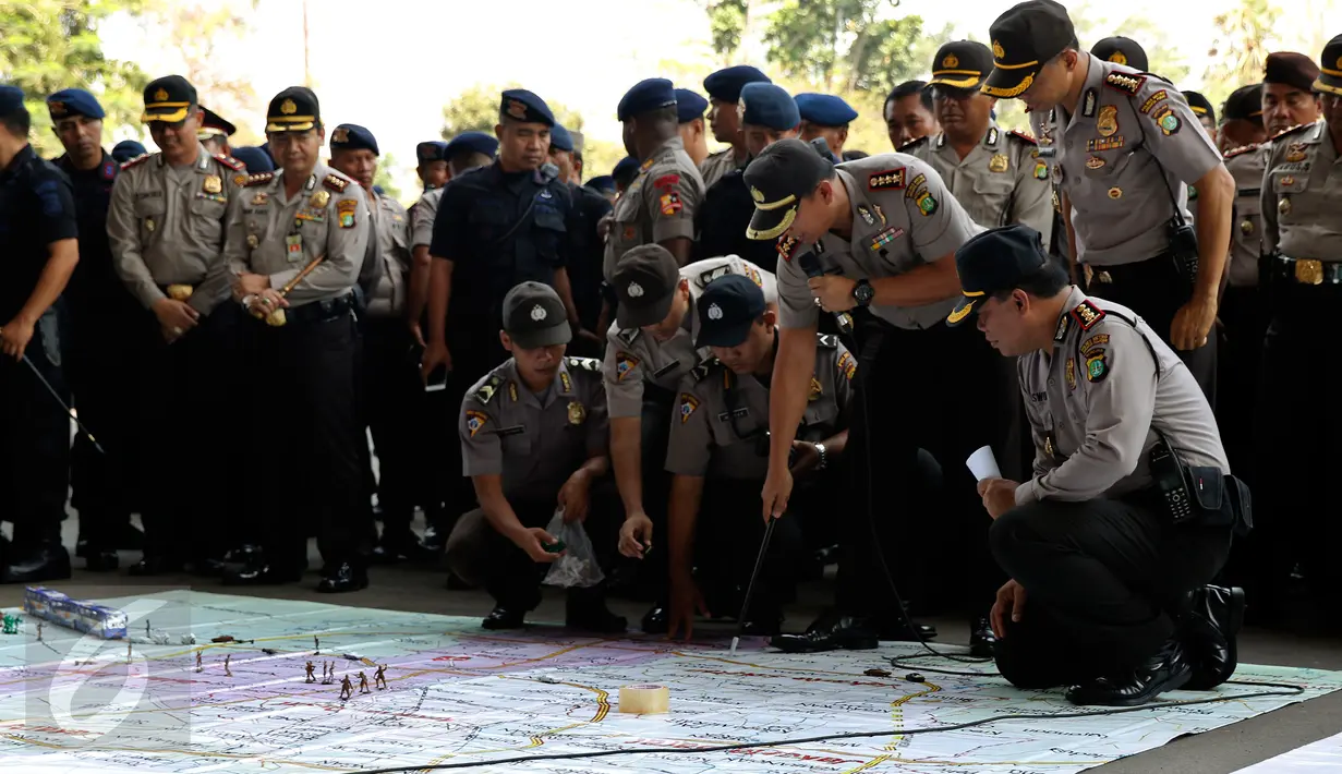 Polda Metro Jaya menggelar persiapan pengamanan partai Final Piala Presiden 2015 di SUGBK, Senayan, Jakarta, Sabtu (17/10/2015). Persiapan tersebut dihadiri jajaran Kepolisian, TNI serta tim medis. (Liputan6.com/Yoppy Renato)