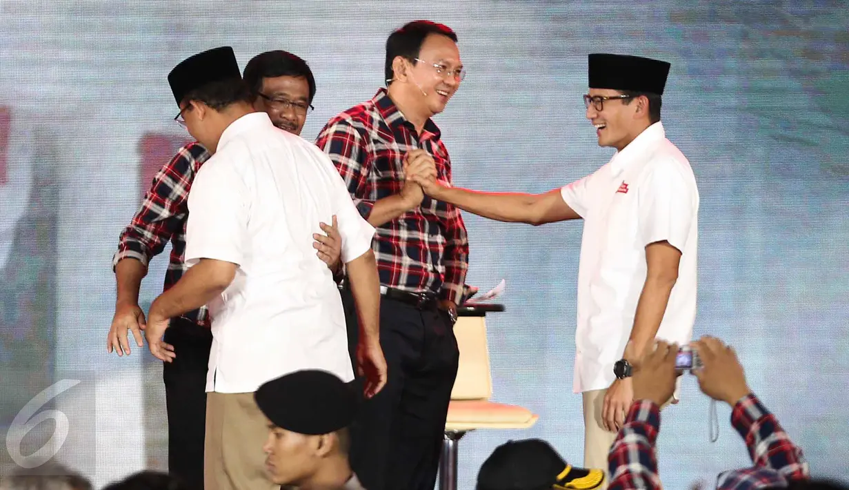 Pasangan Ahok-Djarot bersalaman dengan Anies-Sandi usai Debat Cagub DKI Jakarta putaran ketiga di Hotel Bidakara, Jakarta, Jumat (10/2). Tema debat ke-3 terkait masalah kependudukan dan peningkatan kualitas hidup masyarakat.(Liputan6.com/Faizal Fanani)