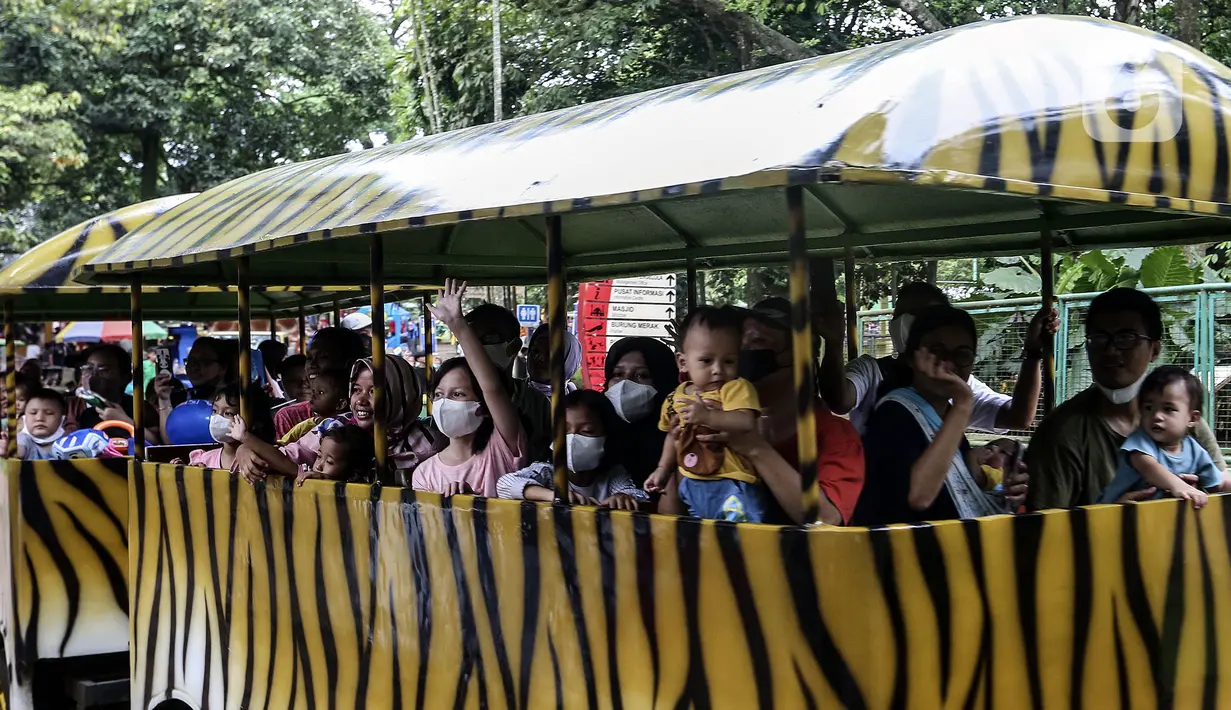 <p>Pengunjung menaiki kendaraan saat menikmati liburan hari kedua Idul Fitri 1443 H di Taman Margasatwa Ragunan, Jakarta, Selasa (3/5/2022). Dalam pengoperasiannya, pengunjung harus memahami sejumlah syarat dan ketentuan yang dikeluarkan oleh Taman Margasatwa Ragunan, salah satunya soal pembelian tiket. (Liputan6.com/Johan Tallo)</p>