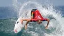 Peselancar asal Autralia, Owen Wright melakukan lompatan saat kejuaraan selancar dunia bertajuk "Corona Bali Protected" di Pantai Keramas, Gianyar, Bali, Minggu (19/5/2019). Event yang diberinama Corona Bali ProTected digelar pada 13 Mei hingga 25 Mei 2019. (SONNY TUMBELAKA / AFP)