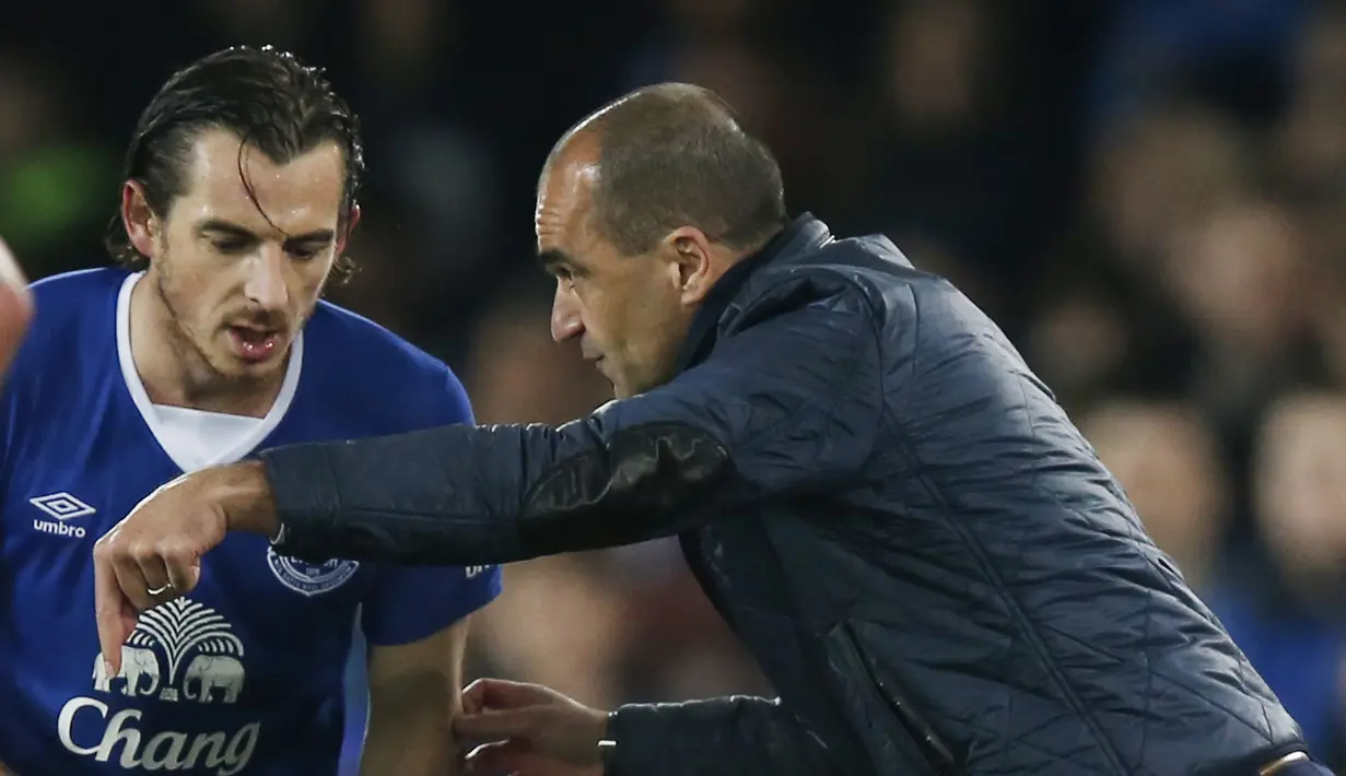  Pelatih Everton, Roberto Martinez memberikan instruksi kepada anak asuhnya Leighton Baines pada lanjutan Liga Premier Inggris di Stadion Goodison Park, Liverpool, Senin(4/1/2016) dini hari WIB. (Reuters/Andrew Yates)