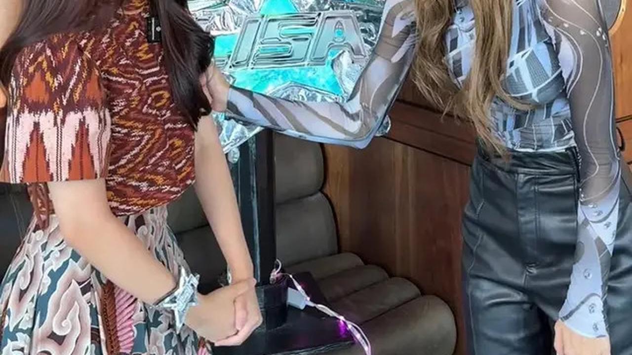 6 Potret Irene Suwandi Bertemu Lisa BLACKPINK, Bawa Karya Lightstick Raksasa