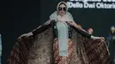 Della Oktarina tampil nyetrik dengan atasan dan rok batik panjang. Outfitnya disempurnakan dengan kerudung dan cape batik serta aksen tulle yang manis. [@officialputeriindonesia]