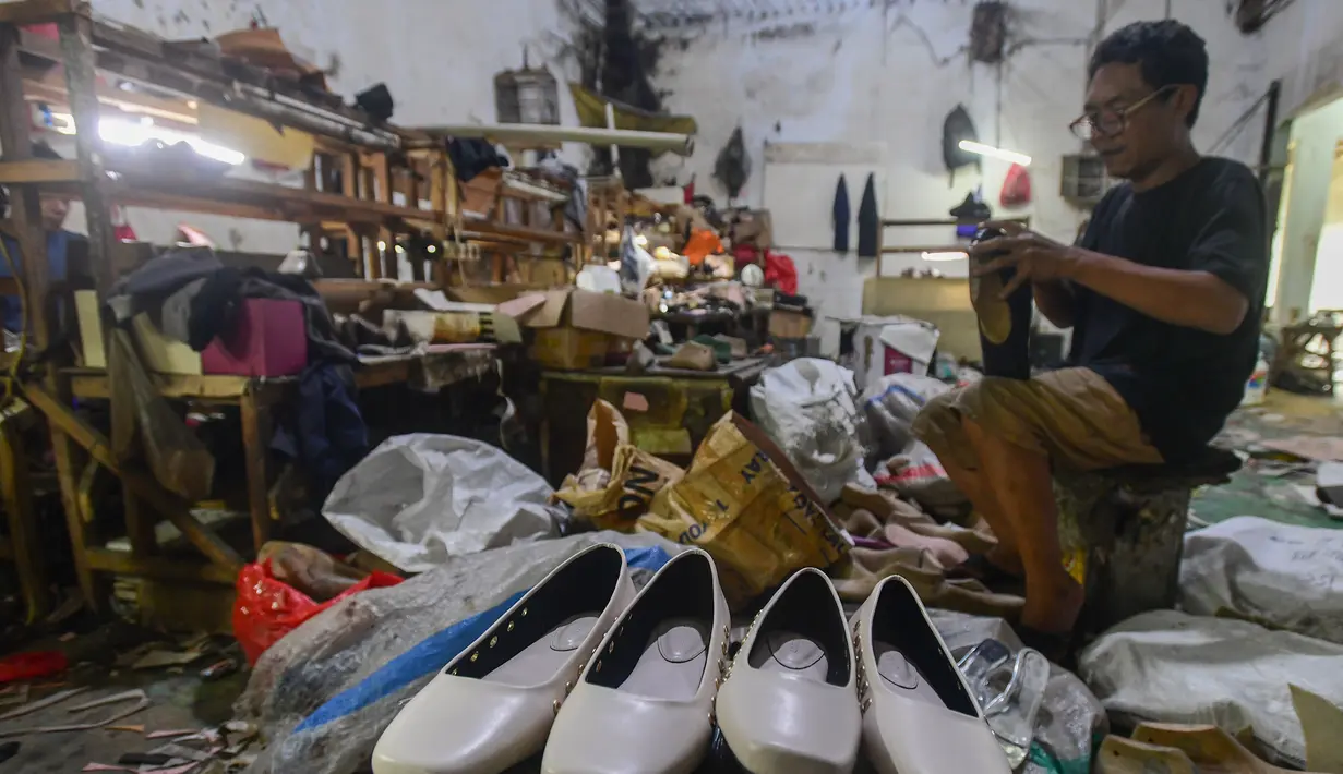 Pasca-perayaan Lebaran 2025 pada April lalu, pelaku Usaha Mikro, Kecil, dan Menengah (UMKM) di industri rumahan sepatu wanita OB Shoes mengaku mengalami penurunan omzet produksi. (merdeka.com/Arie Basuki)