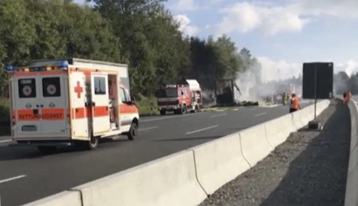 Mobil penyelamat disiagakan di dekat lokasi kecelakaan di Muenchberg, Jerman, Senin (3/7). Polisi mengatakan 31 orang mengalami luka akibat kecelakaan itu. (AP Photo)
