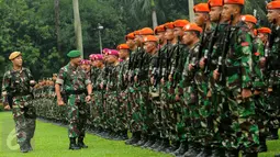  Kasdam Jaya, Brigjen TNI Ibnu Triwidodo (kedua kiri) melakukan inspeksi pasukan saat Apel Operasi Pengamanan VVIP KTT Luar Biasa OKI 2016 di Makodam Jaya, Jakarta, Kamis (25/2/2016). 3.600 personil TNI disiagakan. (Liputan6.com/Helmi Fithriansyah)