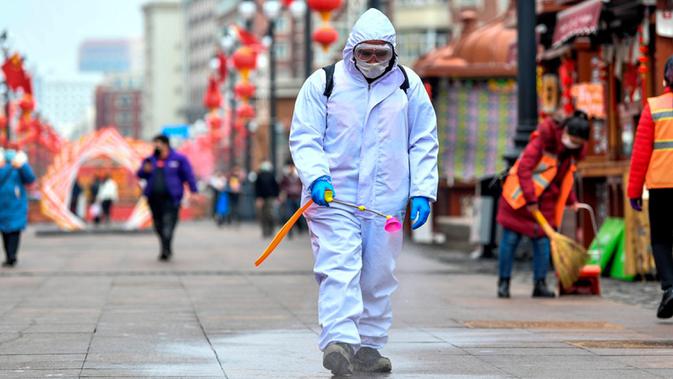 Petugas mendisinfeksi jalan di Urumqi, Daerah Otonomi Xinjiang, China barat laut, Rabu (4/3/2020). Urumqi mengampanyekan sanitasi di seluruh kota guna mencegah penyebaran virus corona (COVID-19). (Xinhua/Wang Fei)