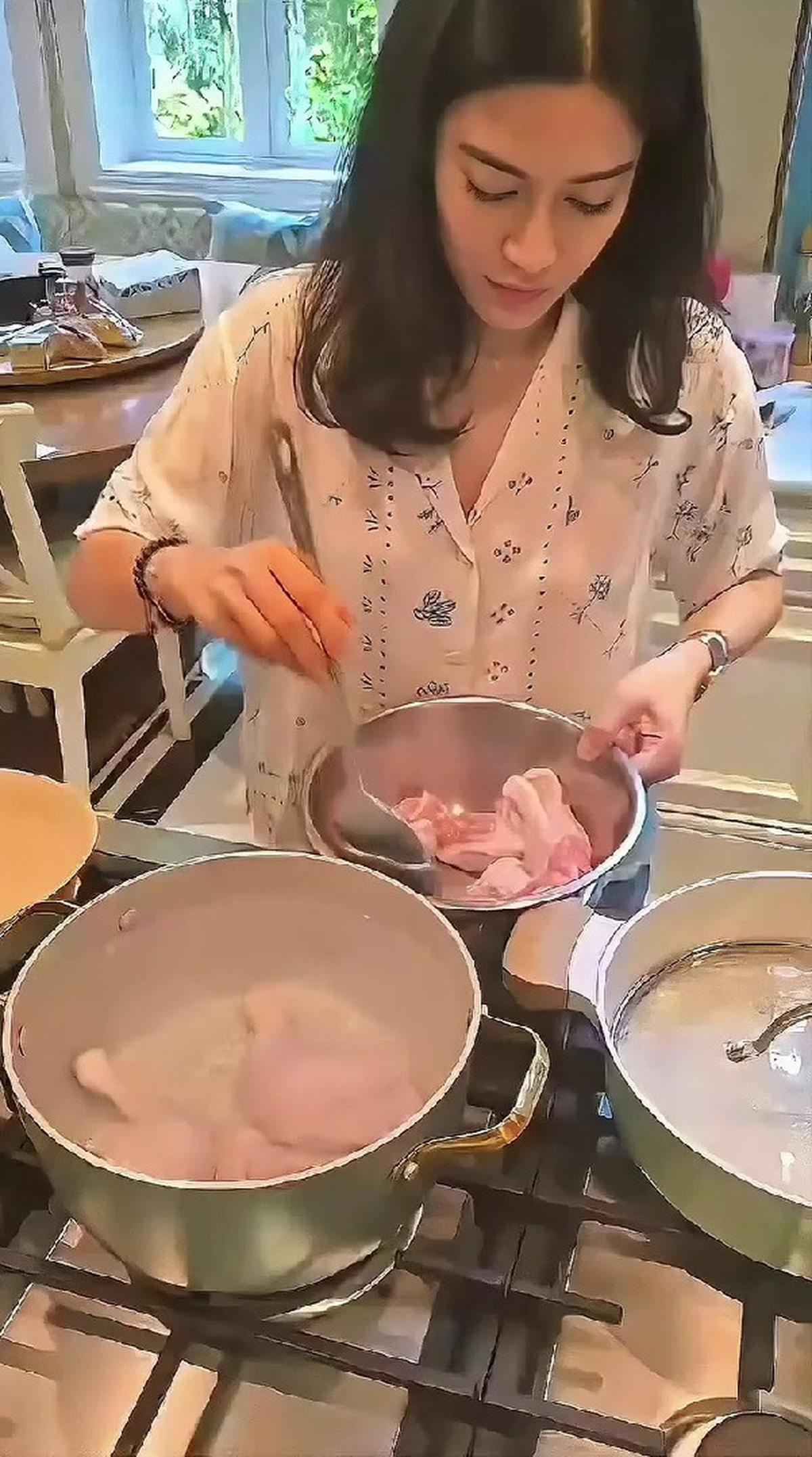 4 Potret Sederhana Dian Sastro Masak di Rumah, Penampilan Cantik Naturalnya Curi Perhatian