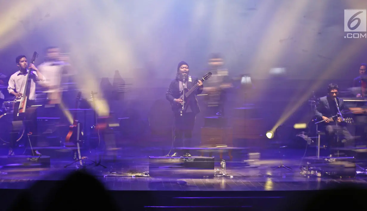 Penampilan band Payung Teduh saat menghibur penonton dalam konser BBM x Liztomania vol.3 di Gedung Kesenian Jakarta, Selasa (14/11). (Liputan6.com/Herman Zakharia)