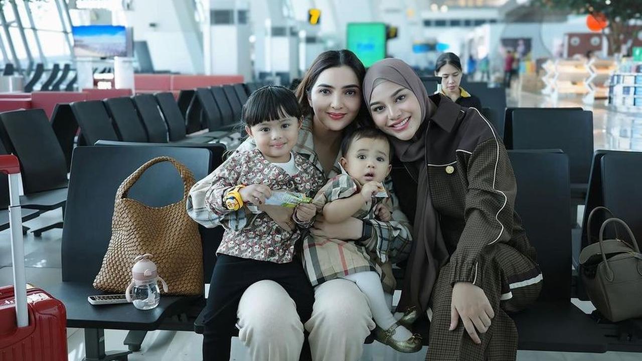 Aurel terpantau berangkat lebih awal ke Bangkok bersama rombongan Ashanty, sementara Atta masih menyelesaikan pekerjaannya di Indonesia. Di bandara, Aurel sempat berfoto kompak dengan Ashanty.<br><br>