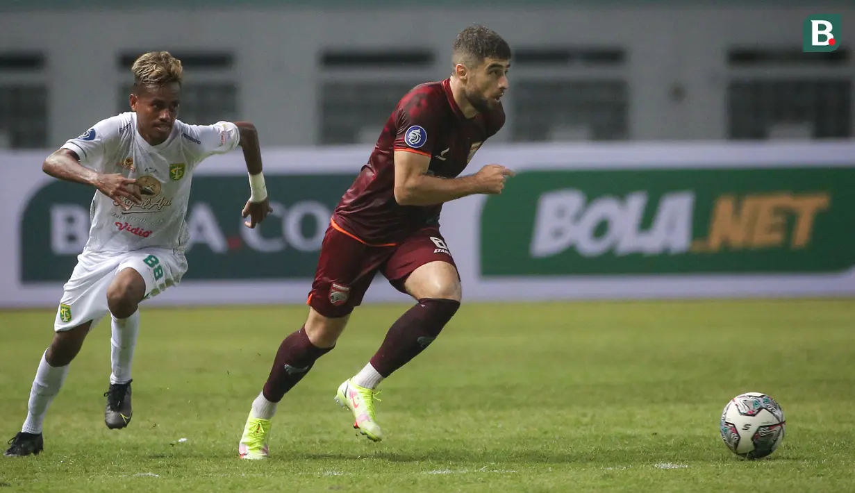 Nurriddin Davronov (kanan) resmi keluar dari skuat Borneo FC pada 12 Desember 2021 lalu. Gelandang asal Tajikistan tersebut saat ini telah bergabung bersama klub yang berjuluk Pendekar Cisadane, Persita Tangerang. (Bola.com/Bagaskara Lazuardi)