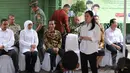Menko PMK Puan Maharani menyampaikan pengarahan saat pembagian Kartu Indonesia Sehat (KIS), Kartu Indonesia Pintar dan Kartu Keluarga Sejahtera (KKS) kepada warga di Penjaringan, Jakarta, Rabu (13/5). (Liputan6.com/Faizal Fanani)