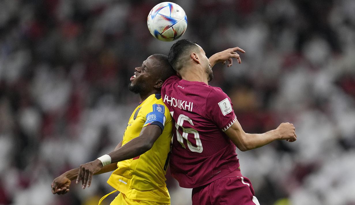 Sejak dimulainya laga, Ekuador yang dipimpin kapten tim Enner Valencia terus mengurung Qatar dengan serangan-serangan yang bervariasi. (AP/Natacha Pisarenko)