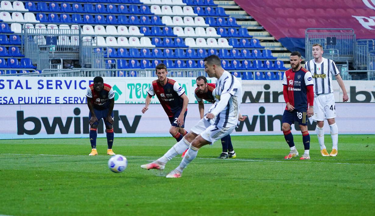 Striker Juventus, Cristiano Ronaldo, mencetak gol lewat tendangan penalti ke gawang Cagliari pada laga Liga Italia di Sardegna Arena, Minggu (14/3/2021). Juventus menang dengan skor 3-1. (Alessandro Tocco/LaPresse via AP)