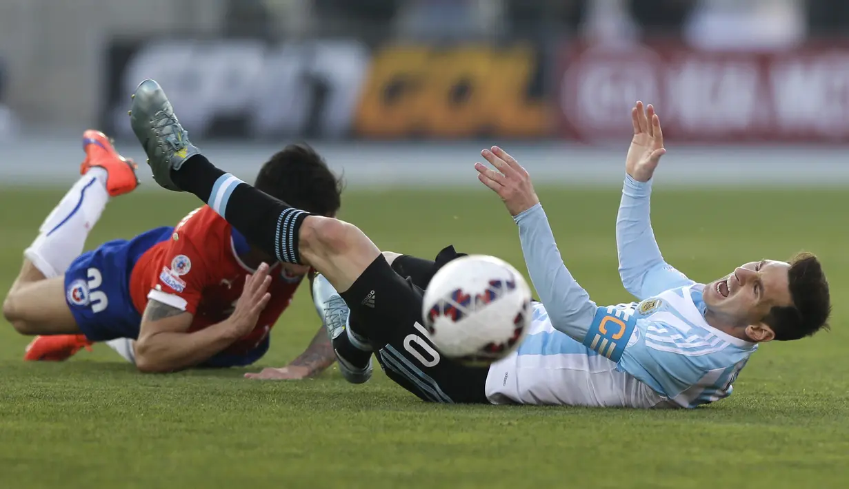 Ekspresi Lionel Messi setelah dijatuhkan pemain Cile. (AP Photo/Ricardo Mazalan)