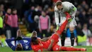 Kiper Bayern Munchen Manuel Neuer (kanan) membantu meregangkan kaki Jerome Boateng pada pertandingan babak 16 besar Liga Champions di Stamford Brige Stadium, London, Inggris, Selasa (25/2/2020). Bayern Munchen menang dengan skor 3-0. (AP Photo/Kirsty Wigglesworth)