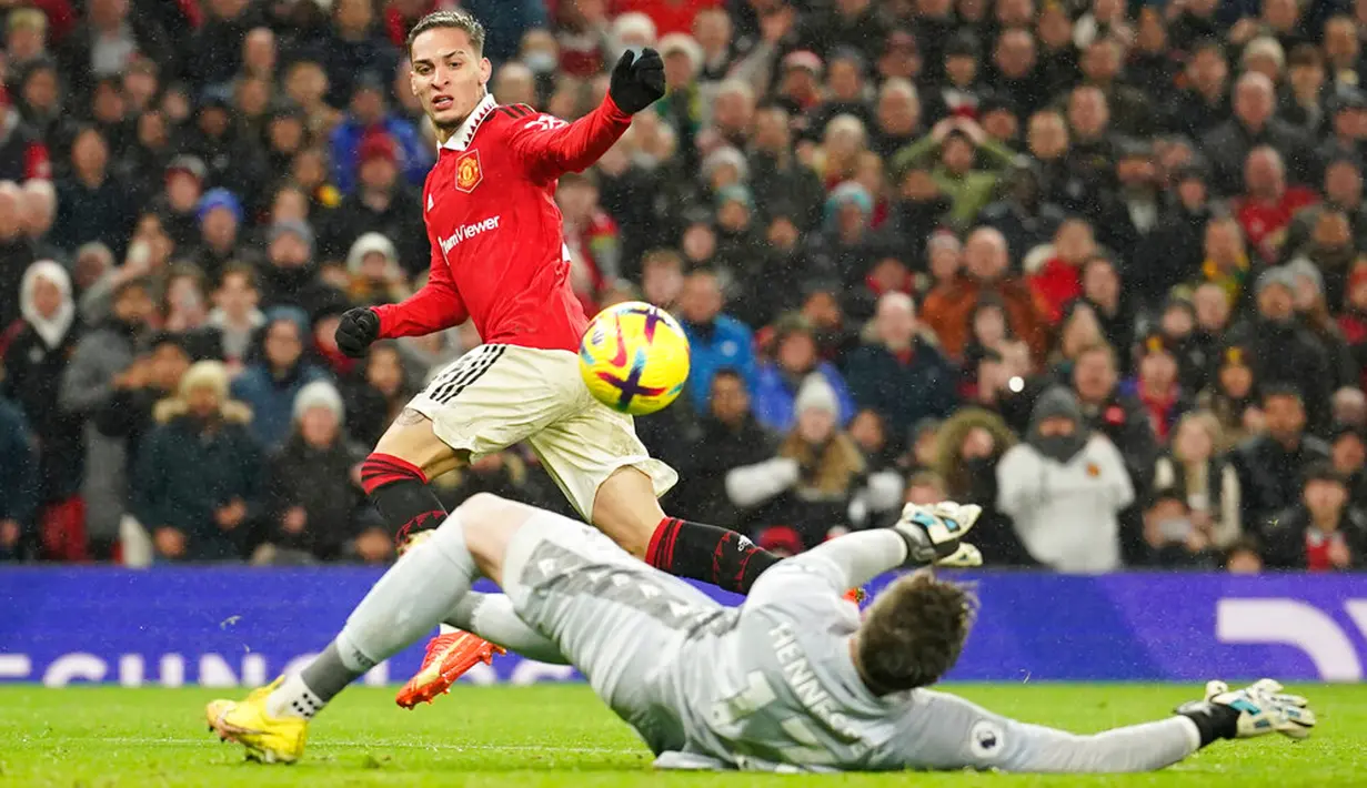 Kiper Nottingham Forest Wayne Hennessey melakukan penyelamatan di depan pemain Manchester United Antony pada pertandingan sepak bola Liga Inggris di Old Trafford, Manchester, Inggris, 27 Desember 2022. Manchester United mengalahkan Nottingham Forest dengan skor 3-0. (AP Photo/Dave Thompson)