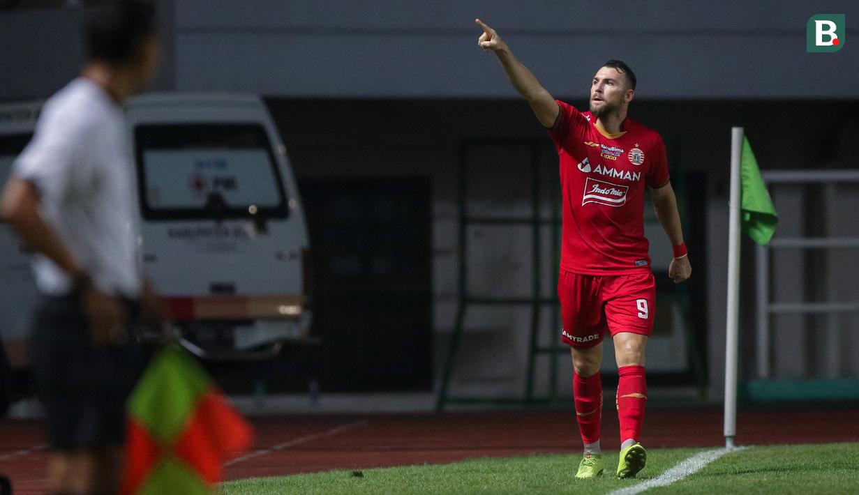 Penyerang Persija Jakarta, Marko Simic melakukan selebrasi usai mencetak gol pertama timnya ke gawang Persela Lamongan dalam laga pekan ke-4 BRI Liga 1 2021/2022 di Stadion Pakansari, Bogor, Jumat (24/09/2021). Persija menang 2-1. (Bola.com/Bagaskara Lazuardi)