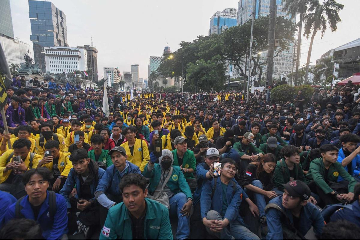 Mensesneg temui mahasiswa di aksi Indonesia Gelap