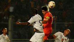 Kapten tim Persija, Fabiano Beltrame (kedua dari kanan) mencoba memanfaatkan umpan lambung saat berlaga melawan Persik Kediri di stadion GBK Jakarta, (30/5/2014). (Liputan6.com/Helmi Fithriansyah)