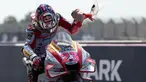 Enea Bastianini tercatat telah memenangkan ajang balap MotoGP pada musim ini sebanyak dua kali. Pembalap asal Italia tersebut sukses menjadi yang tercepat di Srikuit Lusail, Qatar dan tak terbendung saat GP Prancis yang berlangsung di Sirkuit Bugatti, Le Mans, Minggu (15/5/2022) siang. Pembalap berjuluk The Beast itu kini menempati posisi ketiga di klasemen pembalap MotoGP. (AFP/Jeremias Gonzalez)