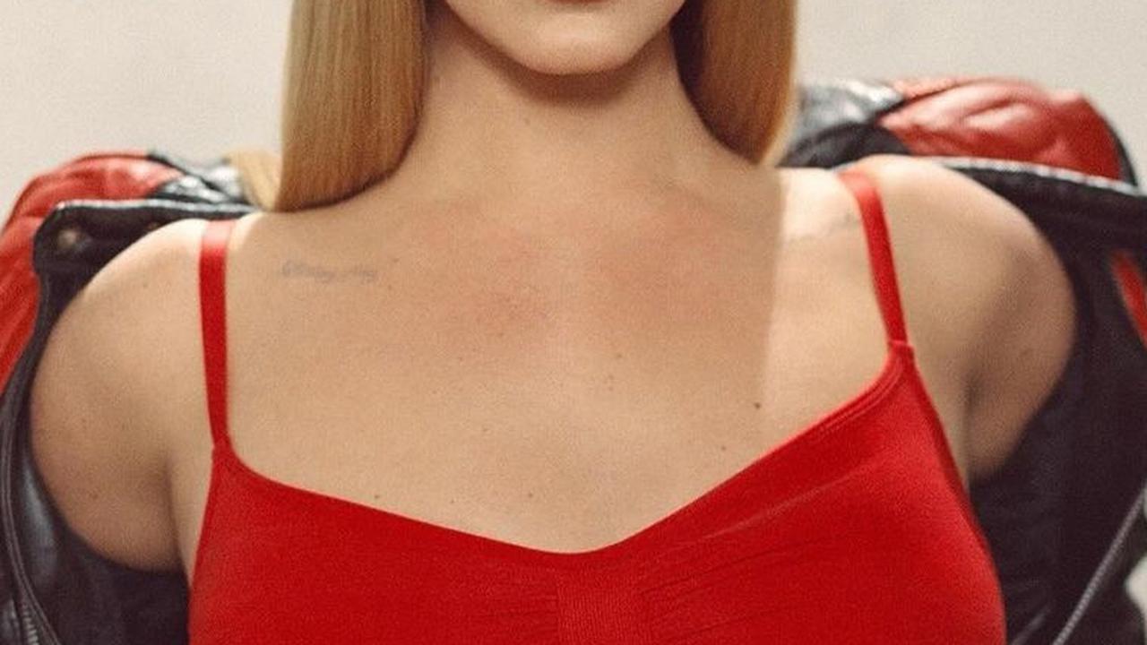 Kampanye ini menghadirkan estetika Old Hollywood dan vintage Americana yang menjadi ciri khas Del Rey.