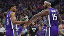 Pemain Sacramento Kings, DeMarcus Cousins #15 dan Rudy Gay #8 bersalaman usai kalah dari San Antonio Spurs ada ajang NBA di Golden 1 Center, Sacramento, California, Kamis (27/10/2016). (AFP/Thearon W. Henderson/Getty Images)