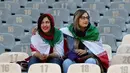 Wanita Iran mengenakan bendera negara mereka saat menyaksikan laga kualifikasi Piala Dunia 2022 antara Iran dengan Kamboja di Stadion Azadi, Teheran, Iran, Kamis (10/10/2019). Ini merupakan pertama kalinyqa wanita Iran boleh menonton bola dalam stadion sejak tahun 1981. (AP Photo/Vahid Salemi)
