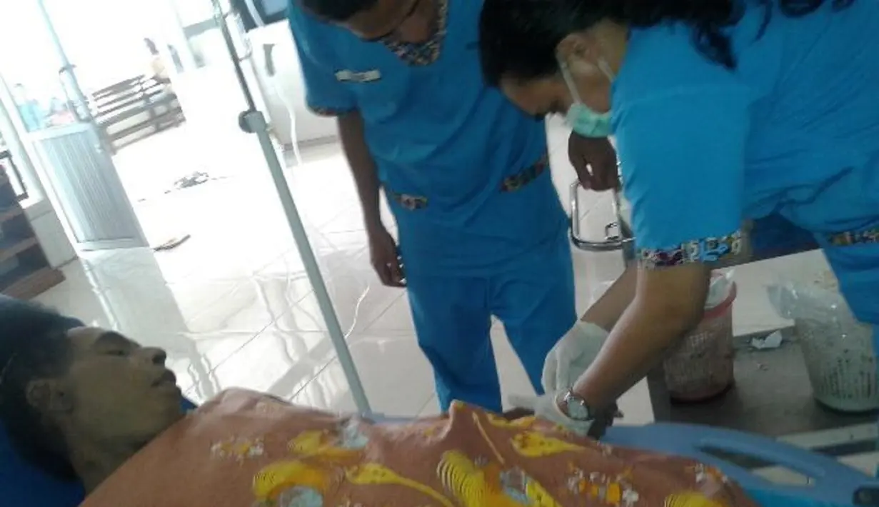 Laki-laki asal Papua yang gemar bersolek bak wanita itu berpulang pada Jumat (6/10/2015) ini.  (Bintang Pictures)