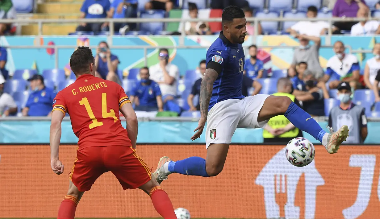 Italia langsung menyerang di awal laga. Peluang pertama didapat pada menit ke-15 lewat sepakan bek Emerson Palmieri (kanan) yang masih mampu ditepis kiper Wales, Danny Ward. (Foto: AP/Pool/Alberto Lingria)