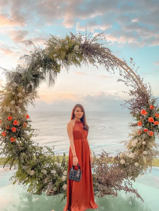 Mengenakan dress panjang, Chen memadukannya dengan membawa lady Dior bag hitam.