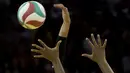 Pevoli AS, Lauren Paolini, sedang melakukan spike ke arah pertahanan Peru dalam Pan Am Games 2015 di Toronto, Kanada. (16/7/2015). (AP Photo/Rebecca Blackwell)