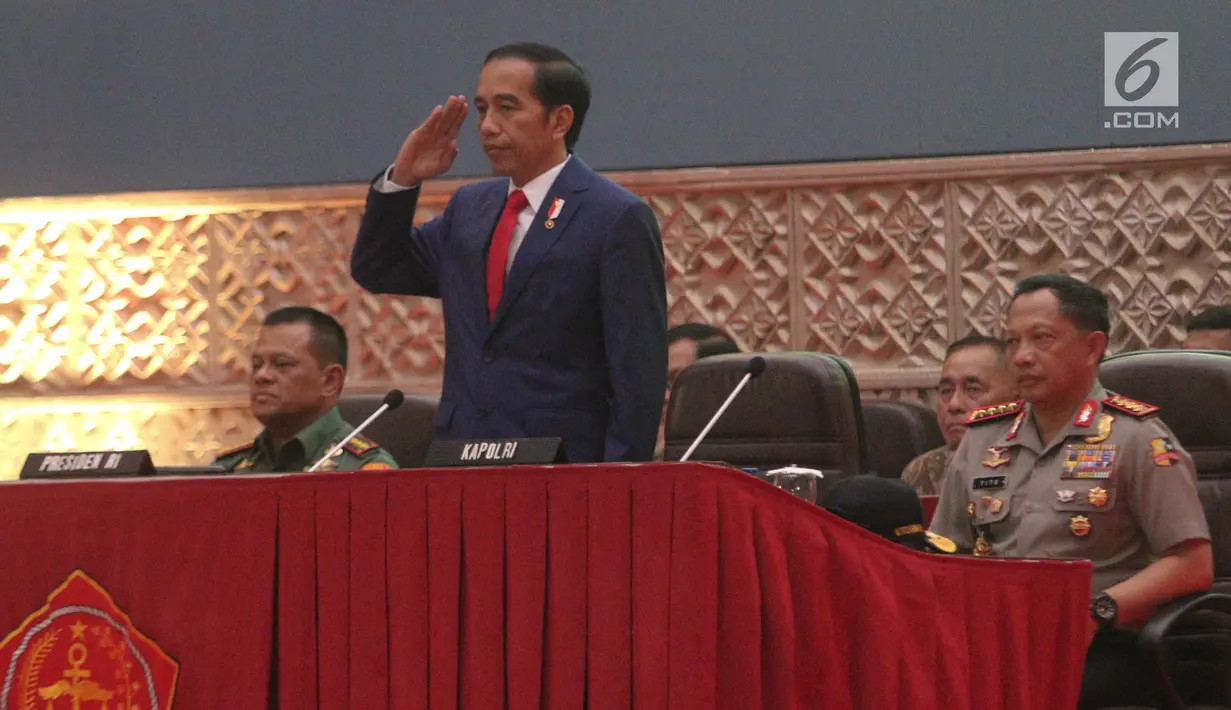 Presiden Joko Widodo bersiap memberikan pembekalan Calon Perwira Remaja (Capaja) Akademi TNI dan Polri Tahun 2017 di Gedung Olahraga (GOR) Ahmad Yani Mabes TNI Cilangkap, Jakarta, Senin (24/7). (Liputan6.com/Faizal Fanani)