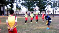 PSM Makassar mulai menggelar latihan persiapan Habibie Cup di Lapangan Karebosi, Makassar, pada Senin (6/10/2015). (Bola.com/Ahmad Latando)