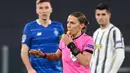 Stephanie Frappart. Adalah wasit wanita asal Prancis yang terpilih menjadi wasit wanita pertama yang memimpin partai Liga Champions pria antara Juventus melawan Dynamo Kiev pada 2 Desember 2020. (AFP/Vincenzo Pinto)