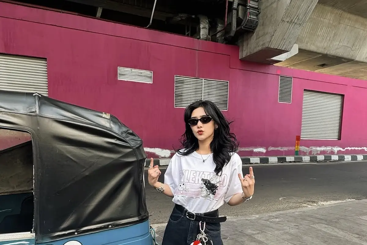 Gaya Kasual Isyana Sarasvati Bak Gen Z, Gantungkan Bag Charm di Barrel Pants untuk Sentuhan Playful