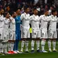 Pemain Real Madrid melakukan minute of silence untuk menghormati korban bom di Sri Lanka, sebelum menghadapi Athletic Bilbao, dalam laga pekan ke-33 La Liga Spanyol, Minggu (21/4/2019). (AFP/GABRIEL BOUYS)