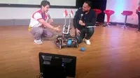 Salah satu anggota tim robotika Never Before dari Madrasah Awaliyah TechnoNatura, menjelaskan fitur robot kreasi mereka. Never Before meraih medali perak pada kompetisi robotika internasional FIRST Global Challenge 2017 di Amerika Serikat (Liputan6.com)