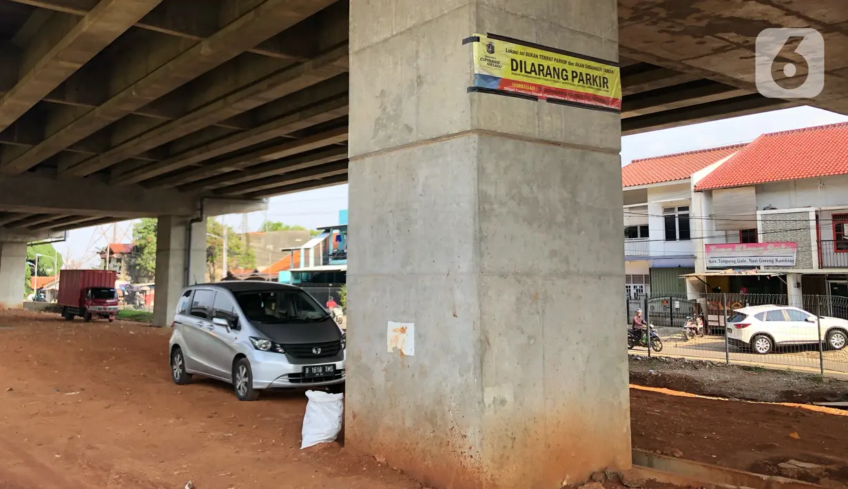 Kendaraan parkir di kolong jalan tol Becakayu di kawasan Cipinang Muara, Jakarta Timur, Jumat (13/3/2020). Minimnya lahan parkir membuat sebagian pemilik kendaraan tetap memarkirkan kendaraannya di kolong tol tersebut, meskipun telah terpampang larangan parkir. (Liputan6.com/Immanuel Antonius)