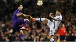 Penyerang Fiorentina, Nikola Kalinic (kiri) berebut bola dengan bek Tottenham, Kieran Trippier di leg kedua babak 32 besar Liga Europa di White Hart Lane, London, Inggris (26/2). Tottenham menang atas Fiorentina dengan skor 3-0. (Reuters/Matius Childs)