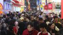 Pengunjung terlihat memadati hari pertama Jakarta Fair 2024 yang digelar di JIExpo Kemayoran, Jakarta, Rabu (12/6/2024). (Liputan6.com/Herman Zakharia)