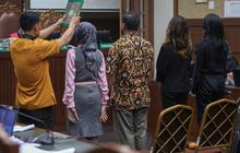 VIDEO: Hakim Cecar Biduan Cantik Nayunda Nabila di Sidang SYL "Pernah Dibayar RP100 Juta?"
