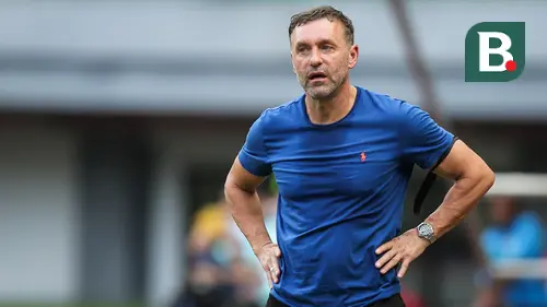 <p>Pelatih kepala Persija Jakarta, Thomas Doll saat menghadapi Barito Putera pada laga lanjutan BRI Liga 1 2022/2023 di Stadion Patriot Candrabhaga, Bekasi, Rabu (22/02/2023). (Bola.com/Bagaskara Lazuardi)</p>