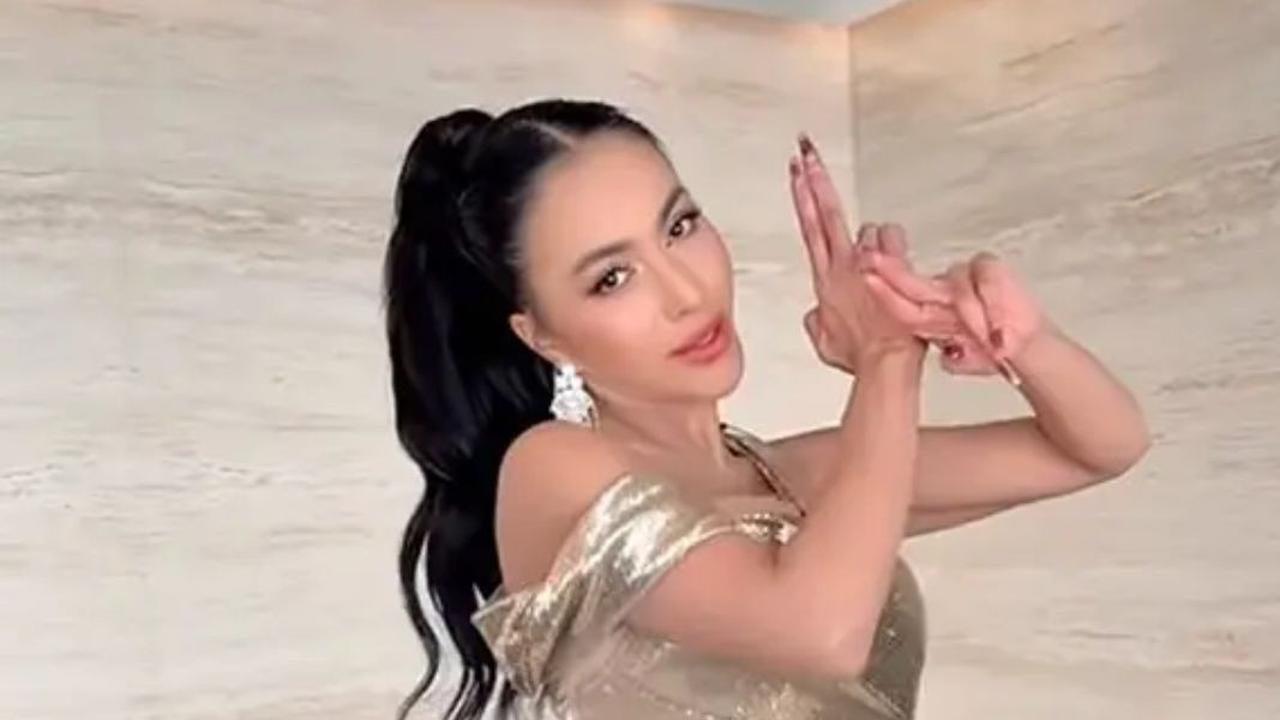 Pesona Denada dengan Rambut Ponytail dan Dress Sequin Warna Emas, Cantik Glamor Curi Perhatian